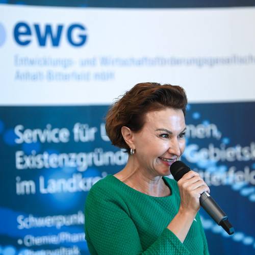 Jetzt geht es los! Moderatorin Elena Herzel, Geschaeftsfuehrerin der EWG, fuehrte charmant durch die Preisverleihung. © EWG Anhalt-Bitterfeld GmbH (Urheber Heiko Rebsch)