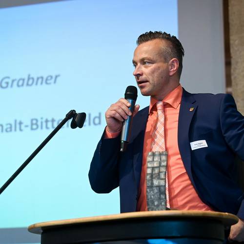 Landrat Andy Grabner lobt die innovativen Unternehmen und ermutigt zu weiteren Hoechstleistungen. © EWG Anhalt-Bitterfeld GmbH (Urheber Heiko Rebsch)