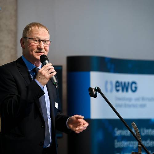 Armin Schenk begruesst als Hausherr der Stadt Bitterfeld-Wolfen die Anwesenden. Er freut sich ueber die vielen innovativen Wettbewerbsbeitraege und wuenscht auch weiterhin: Viel Erfolg! © EWG Anhalt-Bitterfeld GmbH (Urheber Heiko Rebsch)