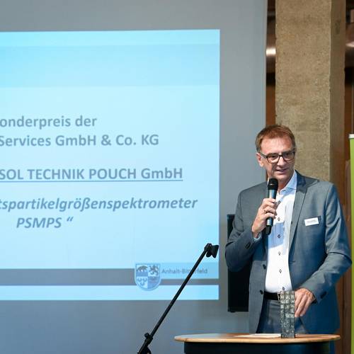 Peter Ledermann: ...Wenn Sie diesen Millimeter in eine Milllion Teile zerlegen, dann haben Sie die Partrikelgroesse, die das innovative Messgeraet der Preistraegerin tatsaechlich nachweisen kann!... © EWG Anhalt-Bitterfeld GmbH (Urheber Heiko Rebsch)