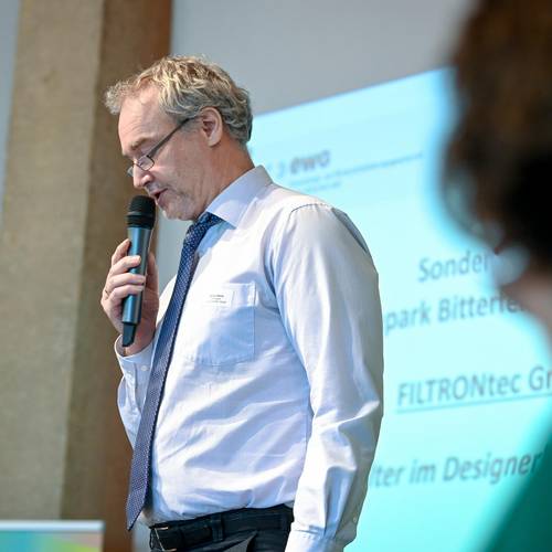 Patrice Heine wuerdigt in seiner Laudatio den extraordinaeren Wirkungsgrad der Innovation zur Raumluftreinigung und den zusaetzlichen raffinierten und wandelbaren Gestaltungsmoeglichkeiten als Werbetraeger oder Moebelstueck. © EWG Anhalt-Bitterfeld GmbH (Urheber Heiko Rebsch)