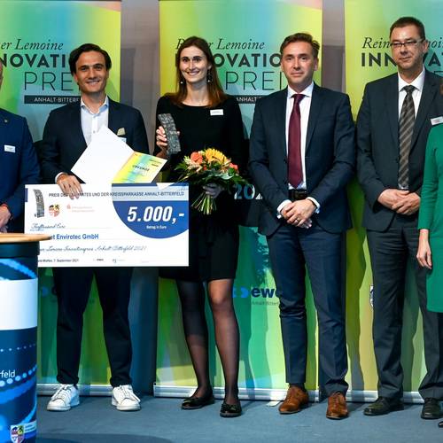 Cronimet Envirotec GmbH im Kreise der Gratulanten:  v. l. n. r.: Landrat Andy Grabner, Dr. Filipe Costa, Alina Smektala, Staatssekretär Thomas Wünsch, Ingo Donnepp (Kreissparkasse Anhalt-Bitterfeld), Elena Herzel (EWG) © EWG Anhalt-Bitterfeld GmbH (Urheber Heiko Rebsch)