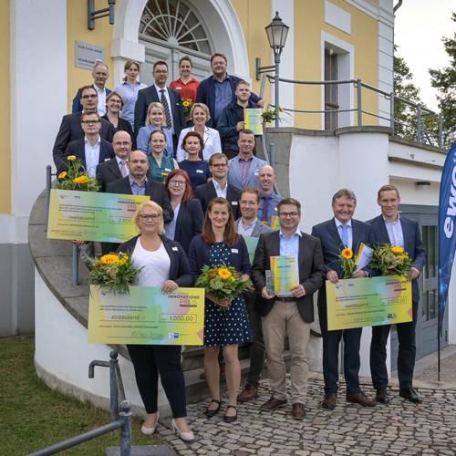 Preisträger und alle Wettbewerbsteilnehmenden mit ihren Gratulanten © EWG Anhalt-Bitterfeld mbH