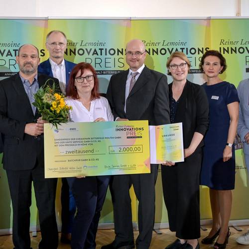 Preisträger Batchpur GmbH & Co.KG mit allen Gratulanten &copy; EWG Anhalt-Bitterfeld mbH