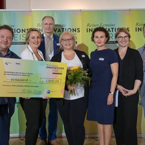 Eve Geißler freut sich über die Glückwünsche von der IHK Halle-Dessau und allen Gratulanten &copy; EWG Anhalt-Bitterfeld mbH